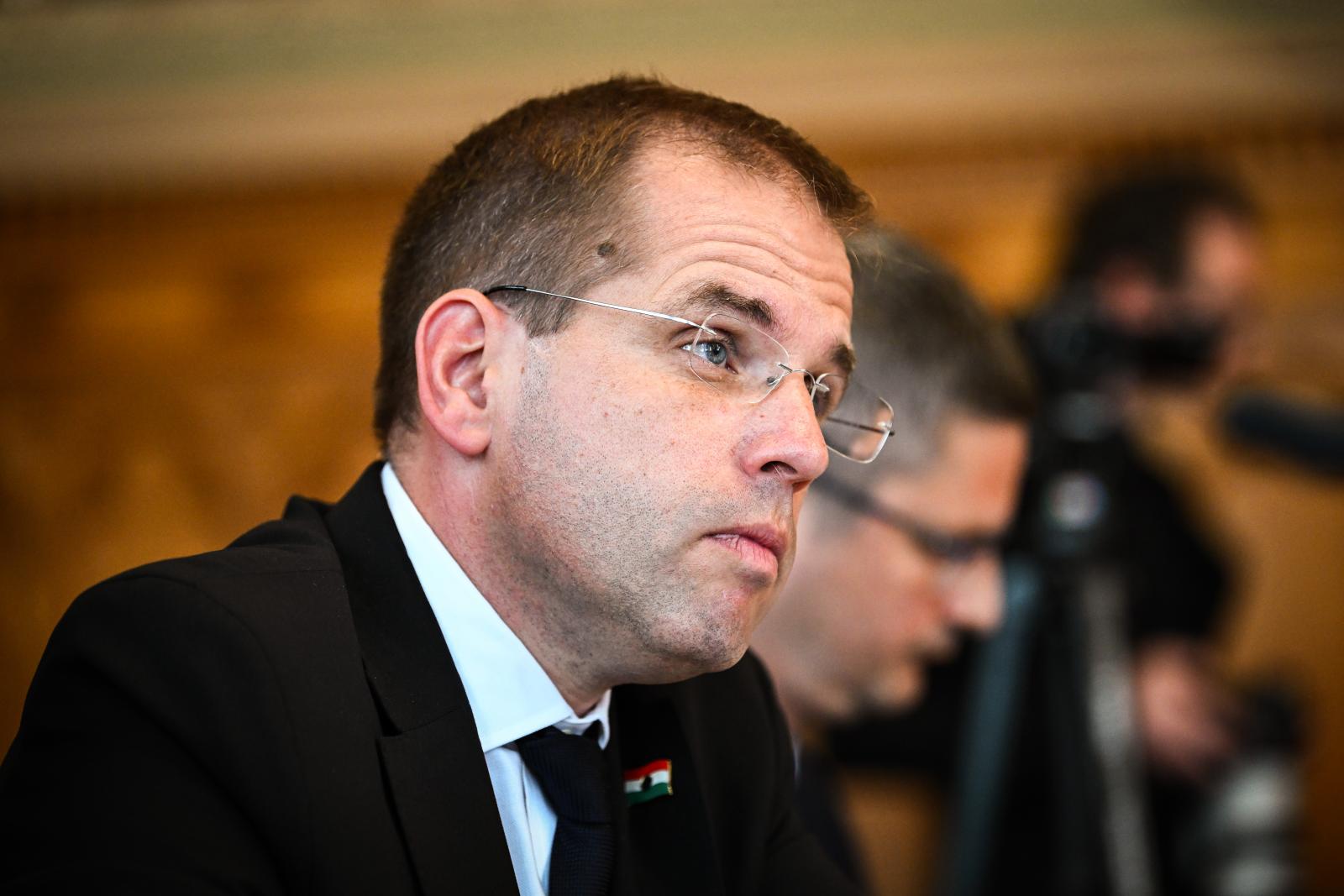 Rendkívüli ülést kezdeményezett az uniós források miatt Ruff Bálint