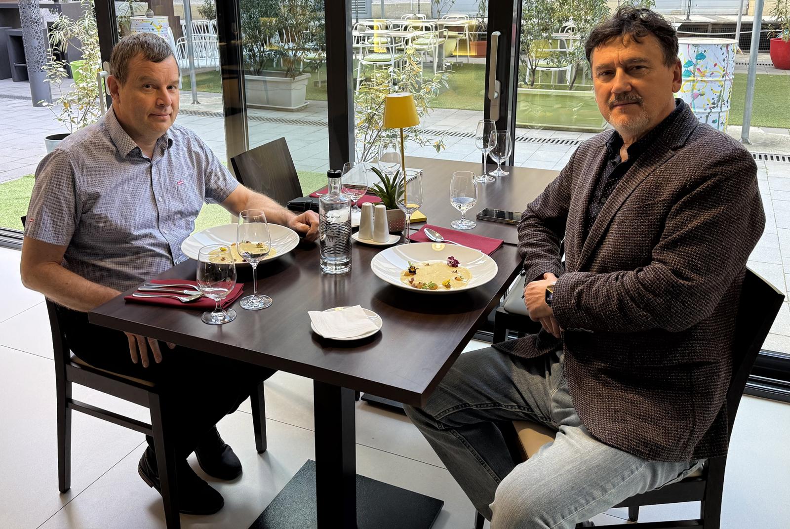 Gelencsér
András akadémikus
(balra)
Boldogkői Zsolt
professzor kérdéseire
válaszolt