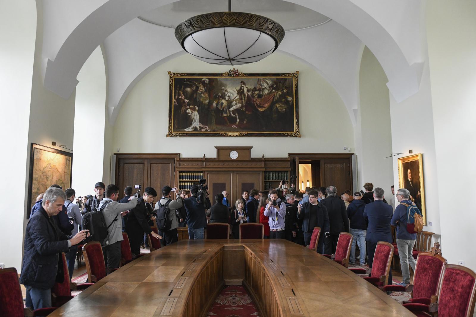 Magyarok Nagyasszonya-szobor, Karmelita kolostor udvara