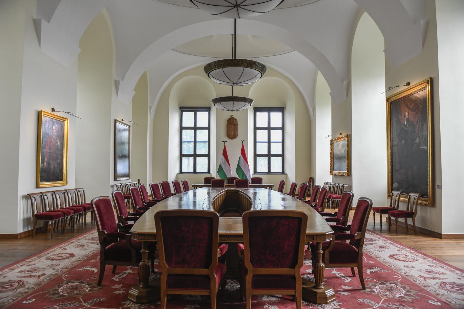 Magyarok Nagyasszonya-szobor, Karmelita kolostor udvara