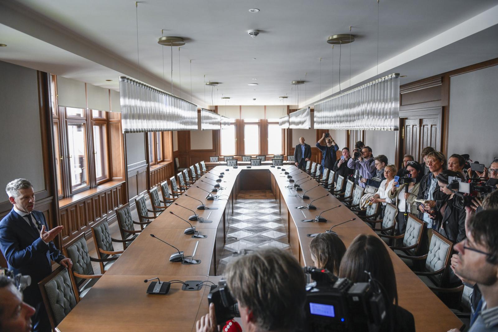 Magyarok Nagyasszonya-szobor, Karmelita kolostor udvara