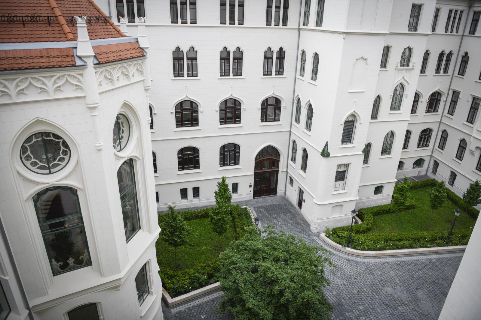 Magyarok Nagyasszonya-szobor, Karmelita kolostor udvara