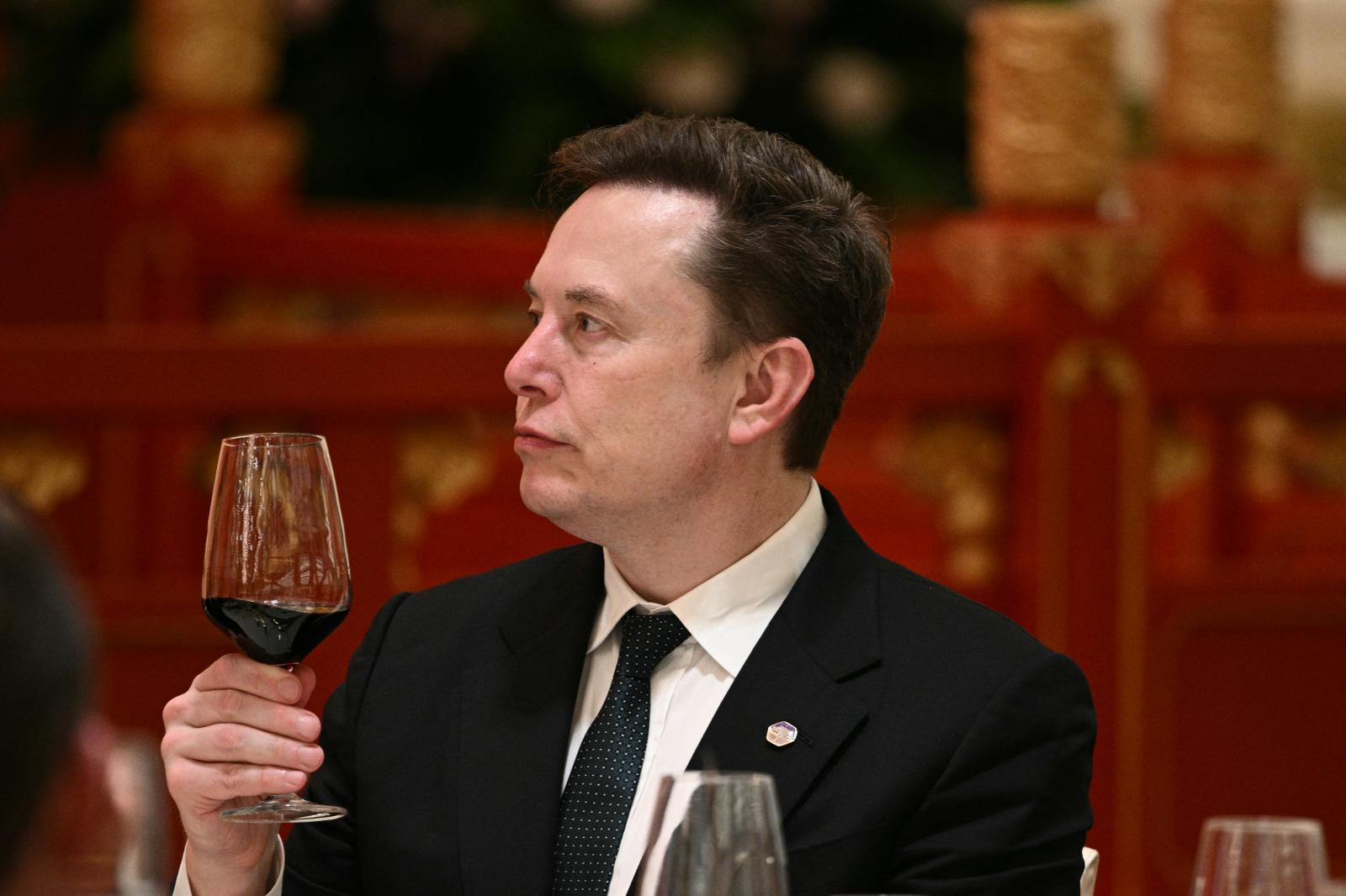 Elon Musk az első ember a világon, akinek a vagyona átlépte az ezer milliárd dolláros lélektani határt