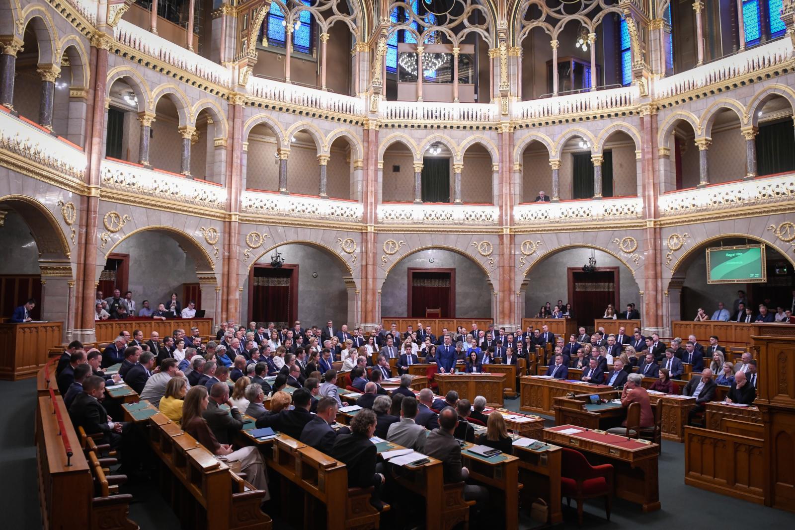 A képviselők tiszteletdíjának csökkentéséről és a devizahiteles perek felfüggesztéséről is dönthet az Országgyűlés