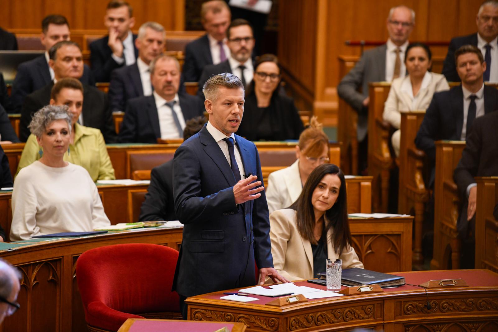 Magyar Péter rendkívüli kormányülést tart hétfőn, meglepetéssel is készül a parlamenti beszédére