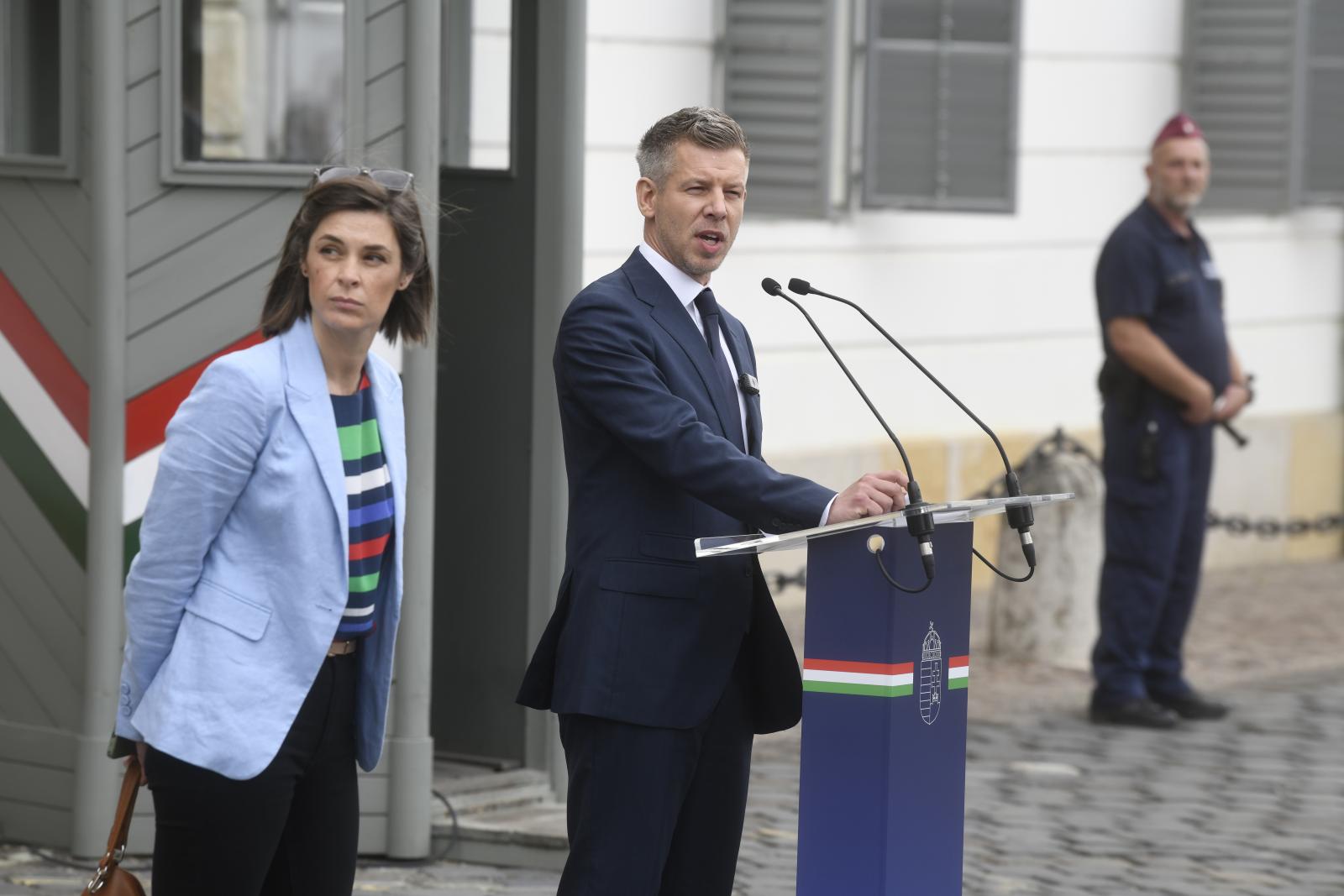 Magyar Péter sajtótájékoztatója a Sándor-palota előtt június 1-jén