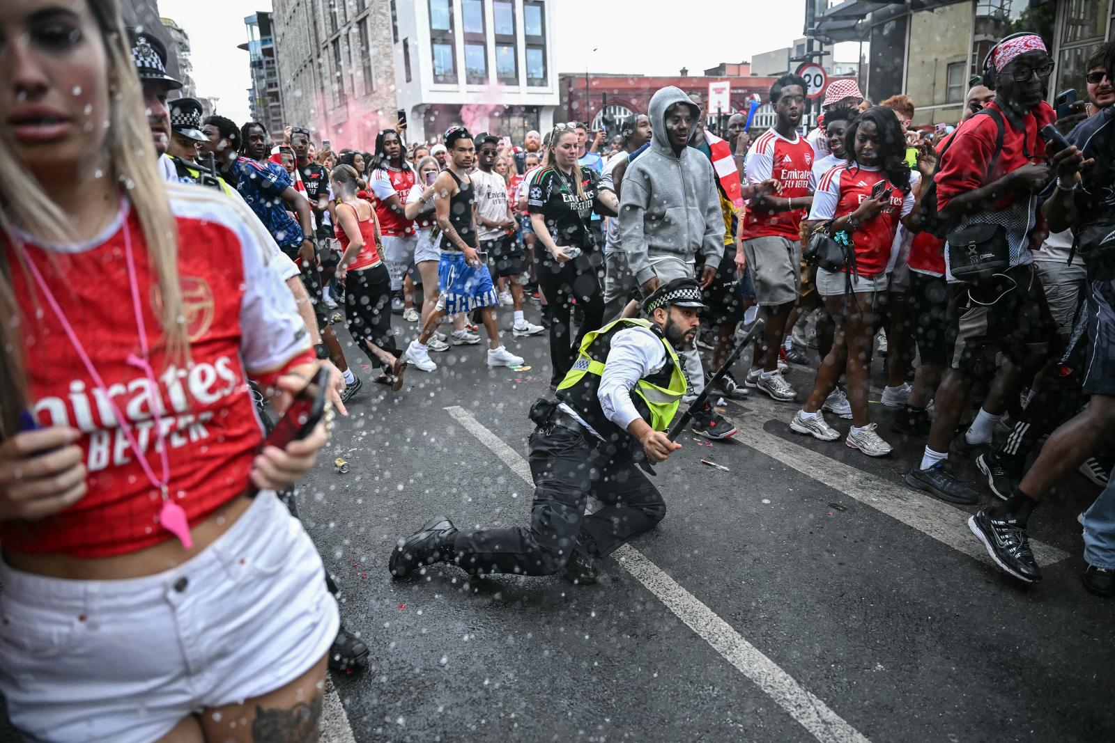 Hat embert megkéseltek az Arsenal győzelmi felvonulásán