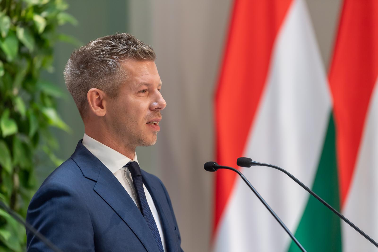 Ma a német kancellárral, szerdán a francia elnökkel találkozik Magyar Péter, csütörtökön az ír kormányfőt fogadja