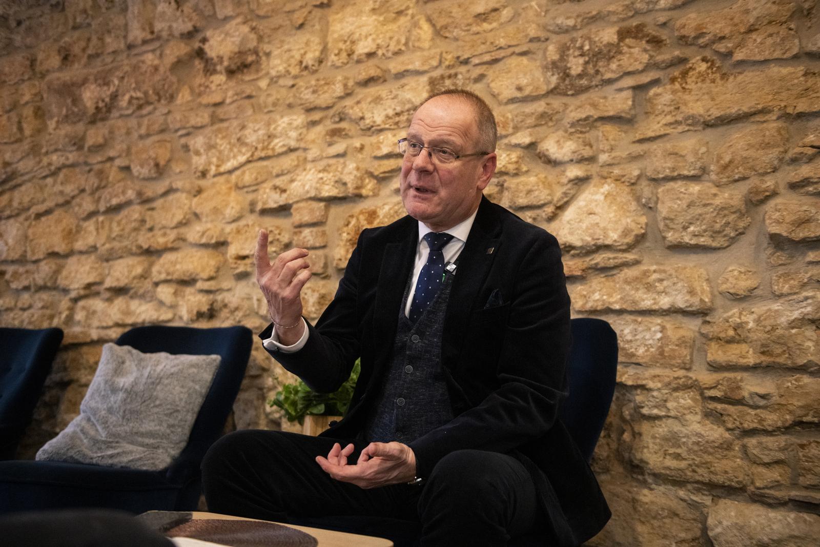 Navracsics Tibor reagált a Népszava interjújára, ő csak nonstop polgármestereket ismer