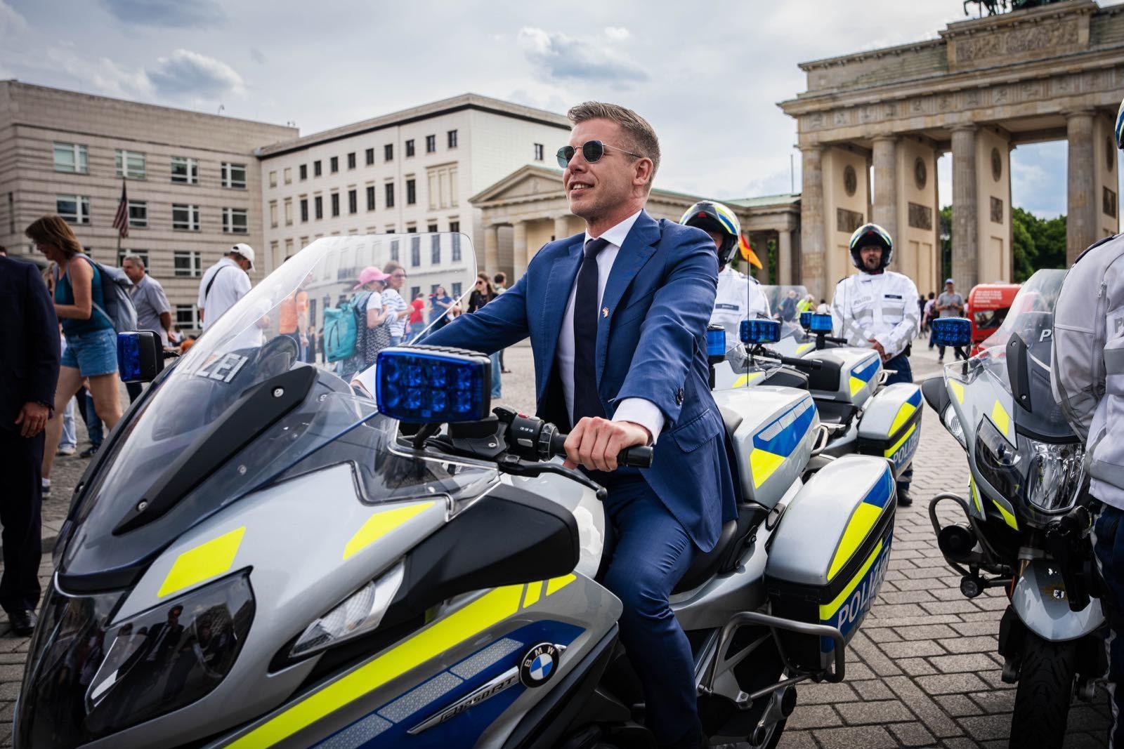 Magyar Péter trollkodott egy kicsit, Berlinből üzent a Fidesznek és Schmidt Máriának