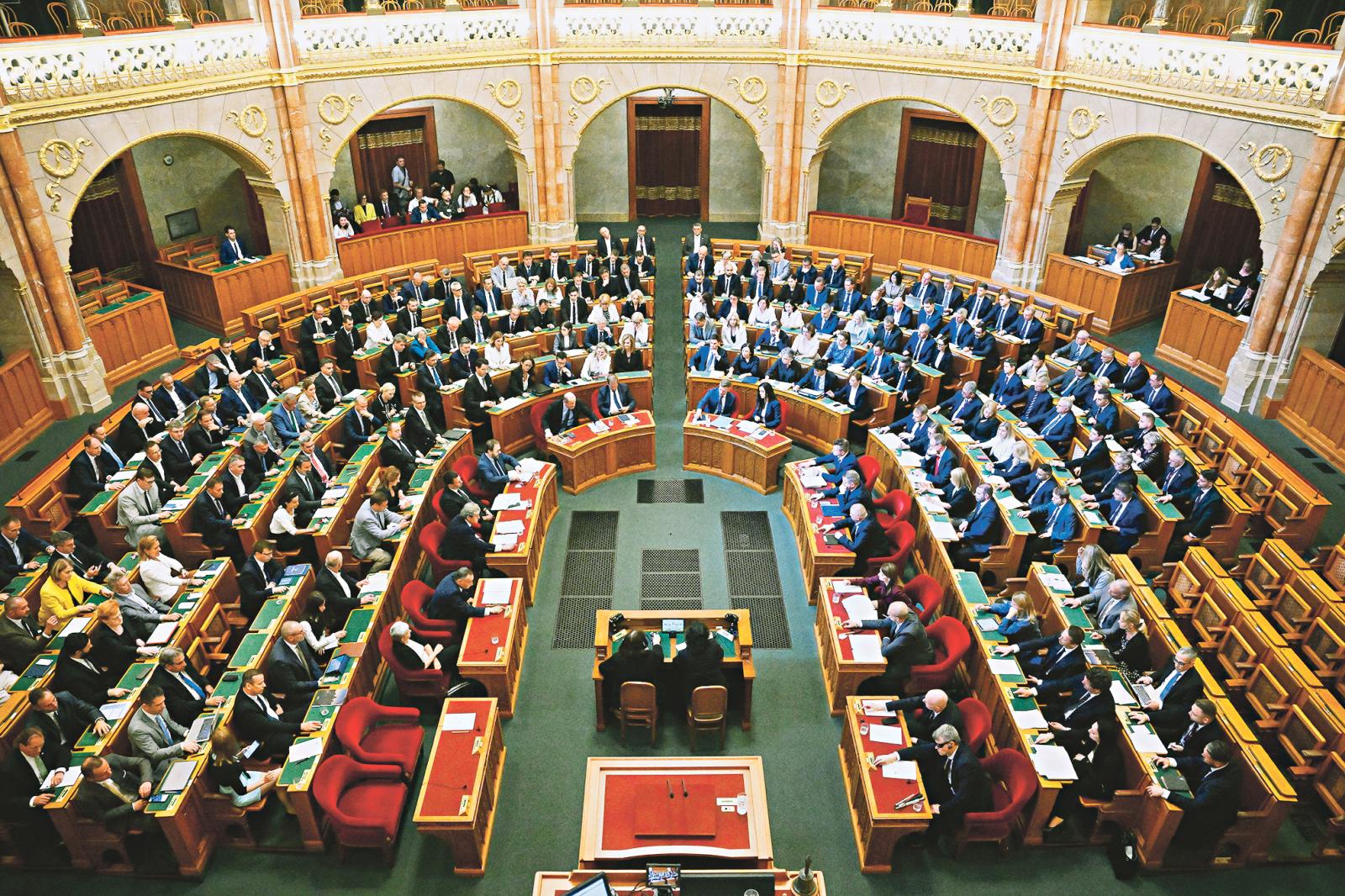 A bulinak vége, nem szórhatják többé csak úgy a pénzt az eddig évi kilencmilliárd forintba kerülő parlamenti képviselők