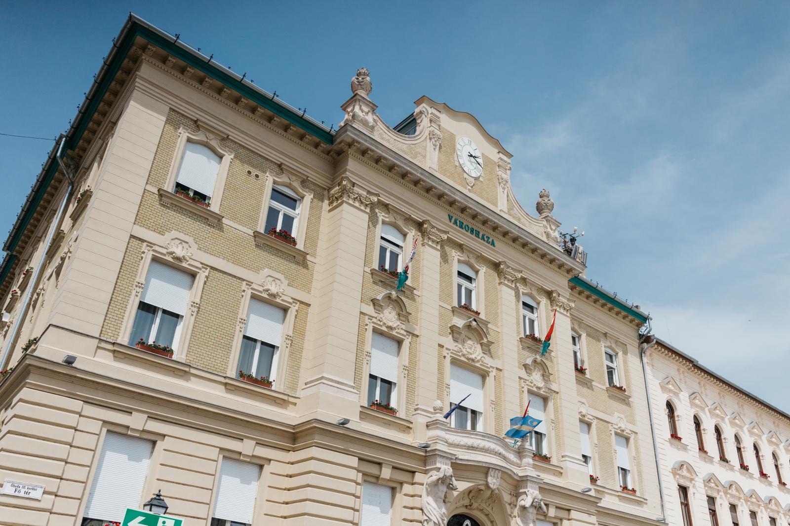 Elképesztő a névsor, 32 embert hallgattak ki, ismert politikusok tartóztatnak le a kétmilliárd forintos budapesti korrupciós ügyben