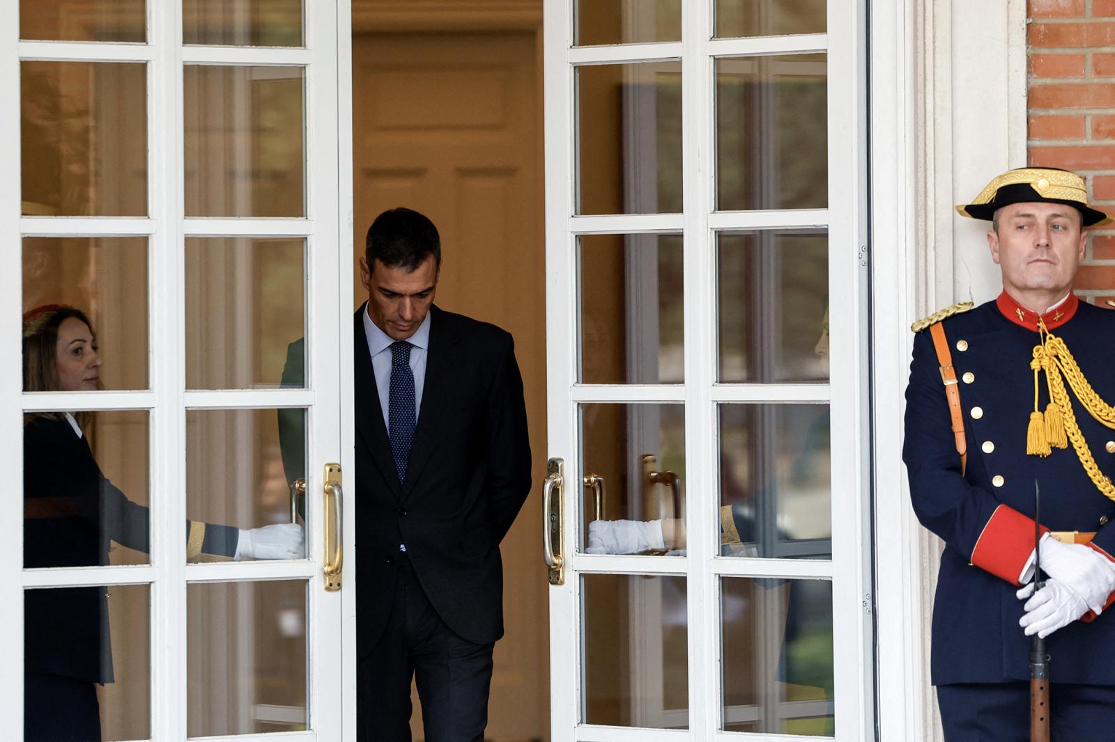 Úgy tűnik, elesik az utolsó baloldali harcos is, botrányok tépázzák Pedro Sánchez renoméját