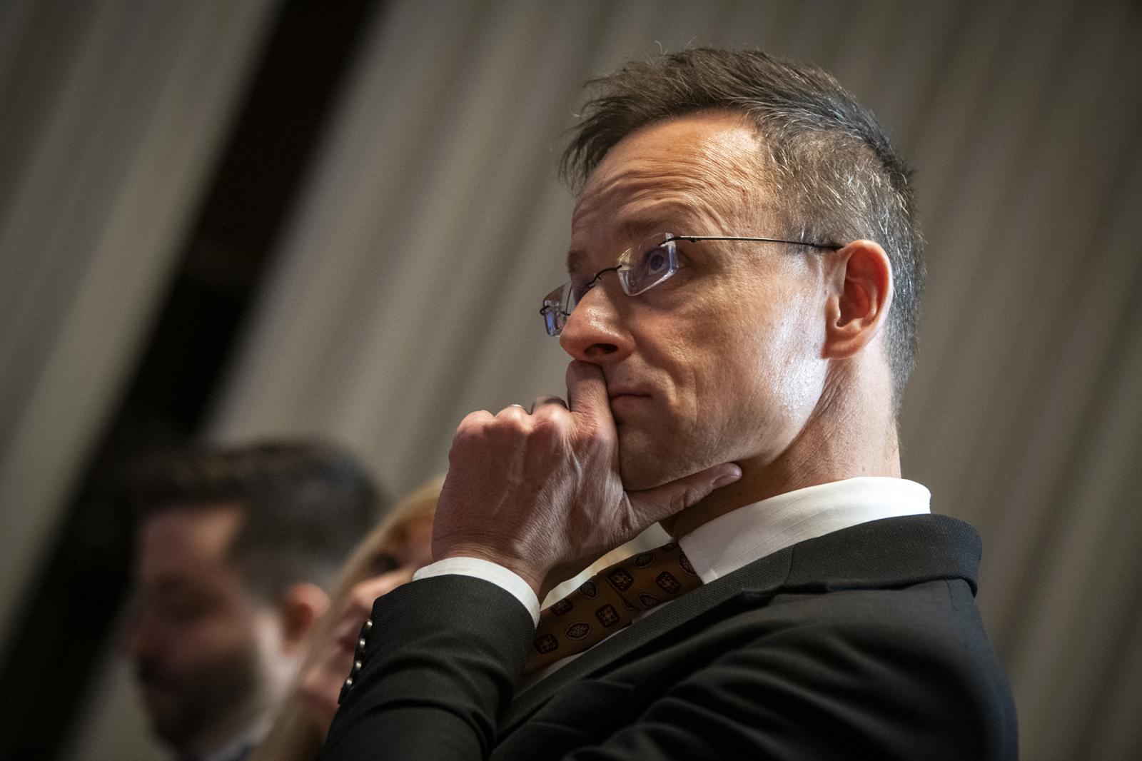 Újabb részletekre derült fény, az Orbán-kormány üzleti köreinek is bőkezűen osztogatta a diplomata-útleveleket Szijjártó Péter tárcája