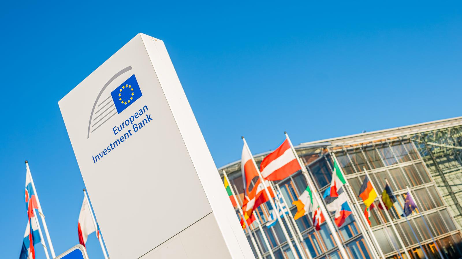 Az Európai Beruházási Bank támogatja „a kormány és a magyar önkormányzatok bátor terveit”