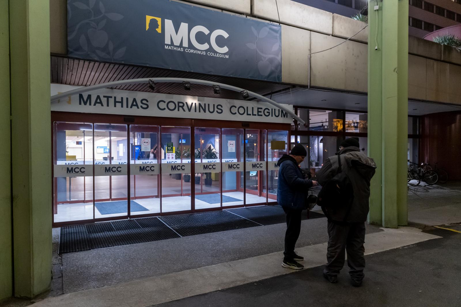 Akár a Librit is bukhatja a Mathias Corvinus Collegium, aligha van cég, amely pénzt adna a Fidesz káderképzőjének