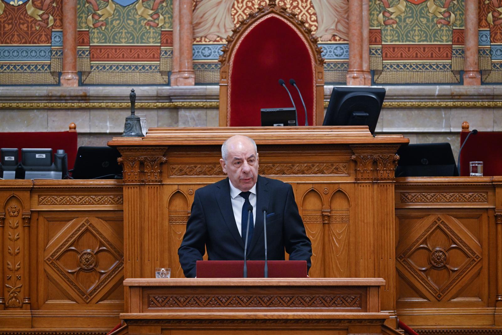 Sulyok Tamás és a lemondásra felszólított állami vezetők mellett tüntetnek a Sándor-palotánál