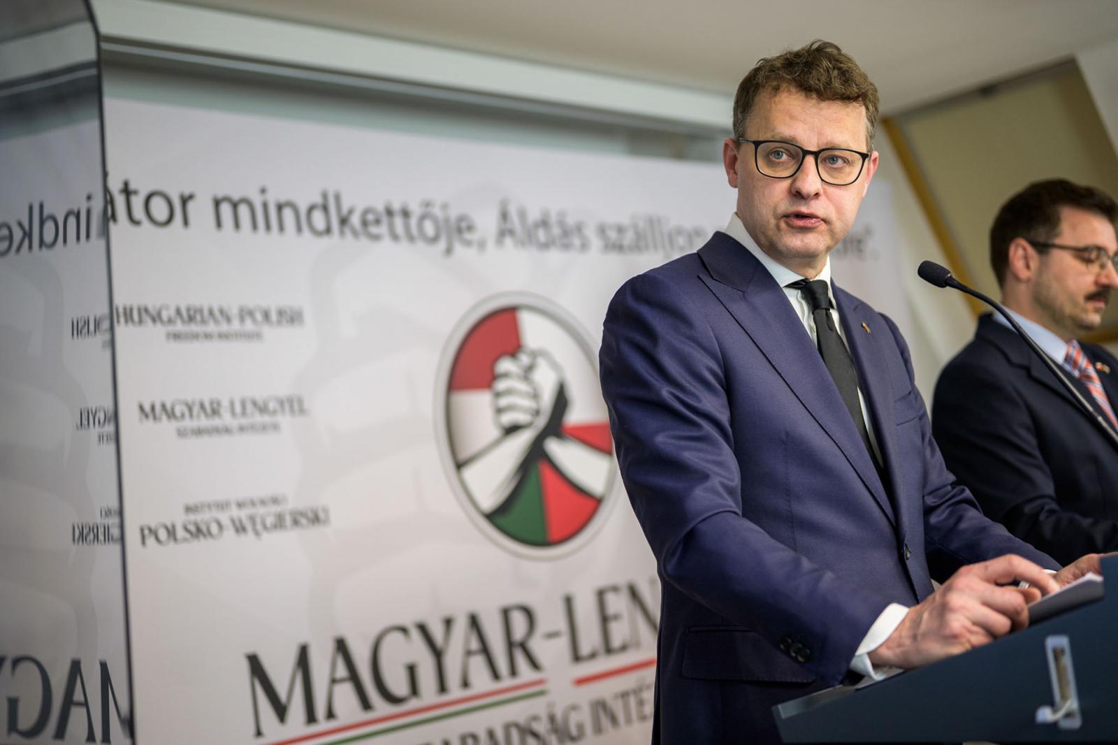 A Tisza-kormány felülvizsgálja a politikai alapon adott menekültstátuszokat