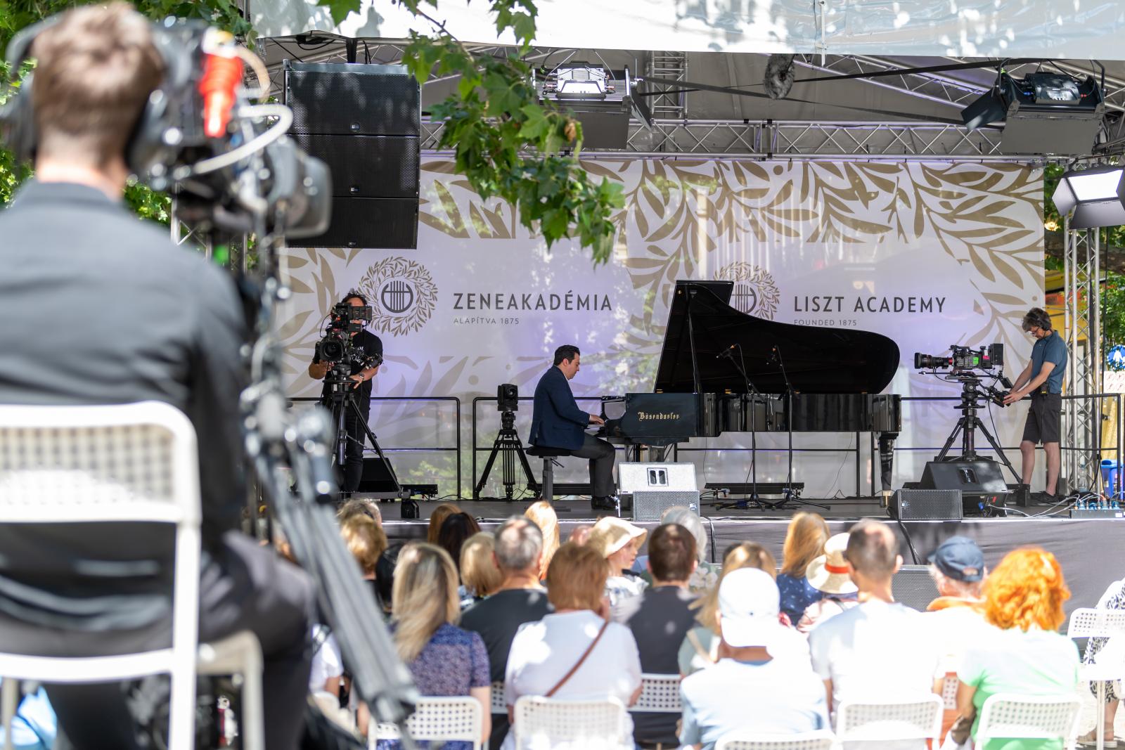Bepillantani a rejtett zugokba – Mozart szólt a fagylalt mellé vasárnap a Zeneakadémia előtt