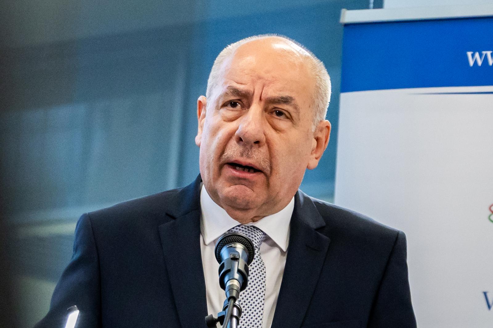 Sulyok Tamás azt kérte, hogy amikor honvédségi géppel utazik, ugyanazokkal a pilótákkal repülhessen