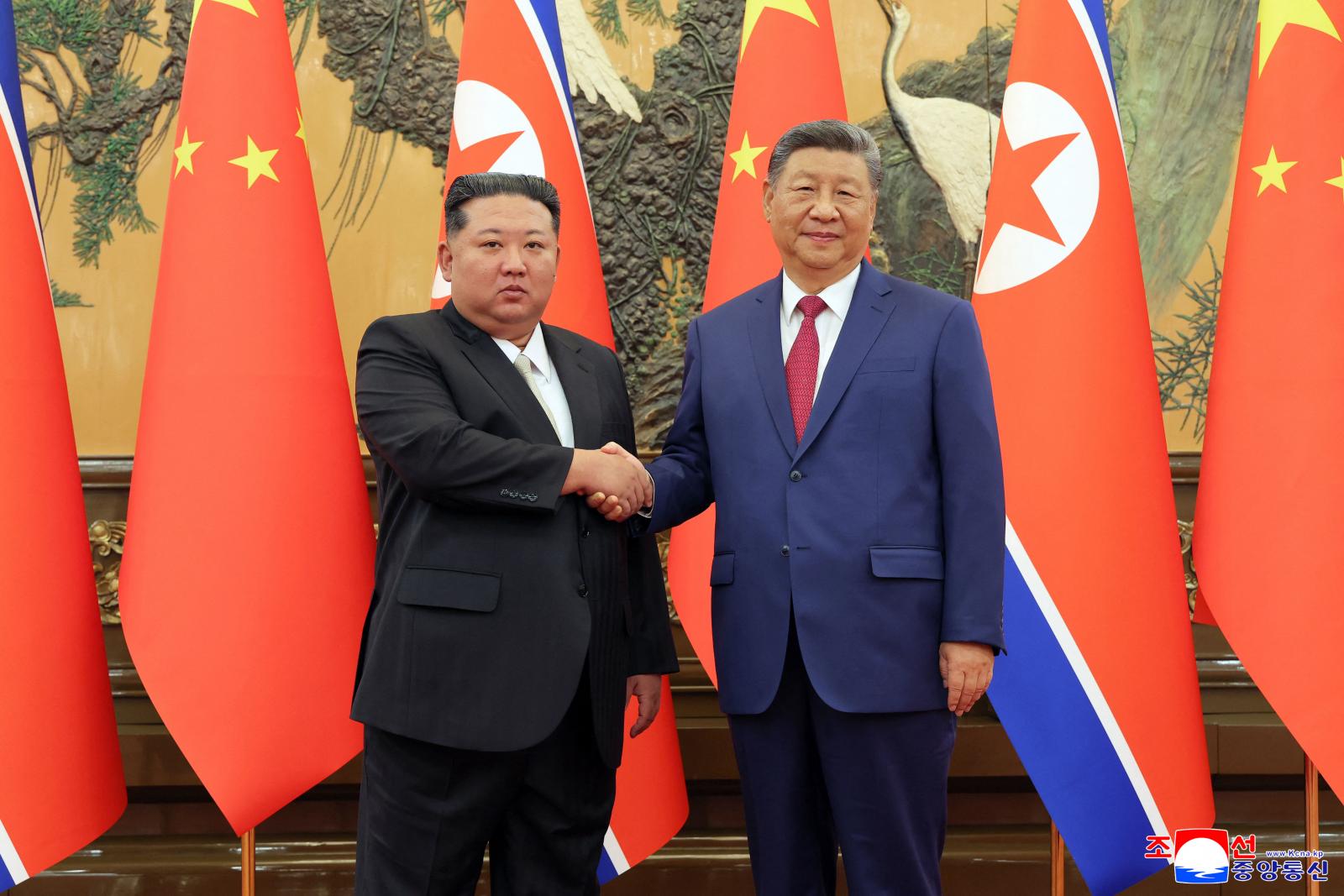 Hét év után újra Észak-Koreába látogatott Hszi Csin-ping