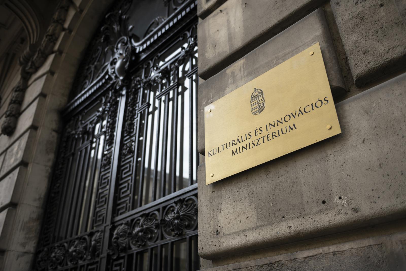 Tízmilliárdért kötött oktatási szerződéseket parlamenti választás előtt a Hankó-féle kulturális tárca