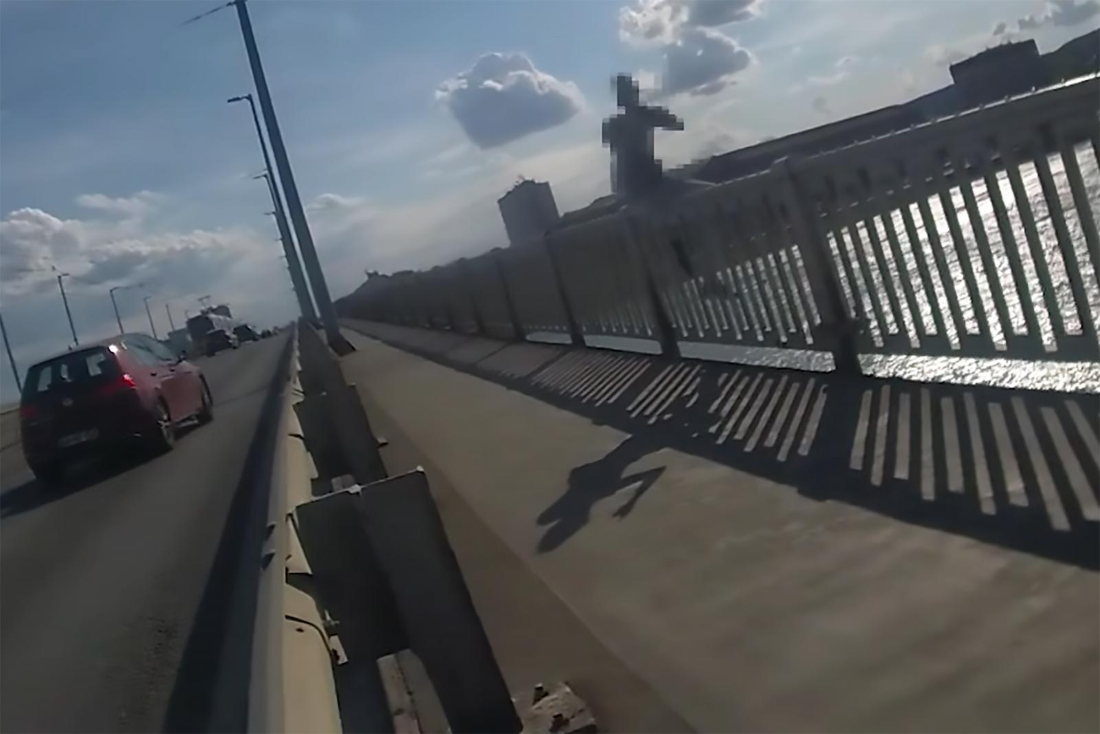 Videón, ahogy a rendőrök az utolsó utáni pillanatban kapják el a Petőfi hídról leugró fiatalt