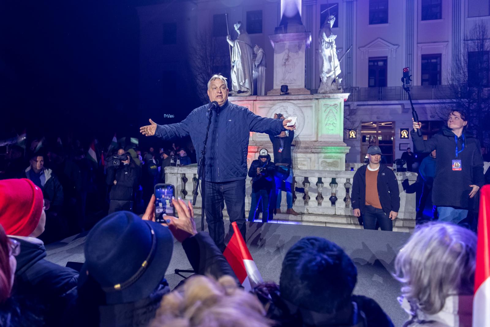 Kirúgták a MÁV-tól az egyik feketeruhást, aki Orbán Viktor országjárásán balhézott