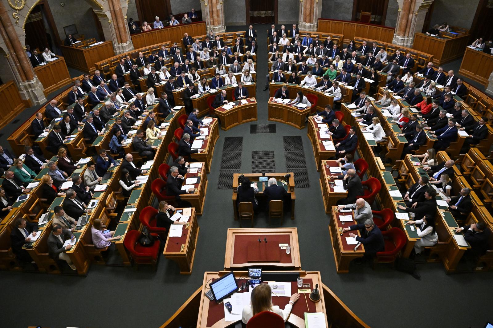 Megszavazta az Országgyűlés, felfüggesztik a devizahiteles pereket