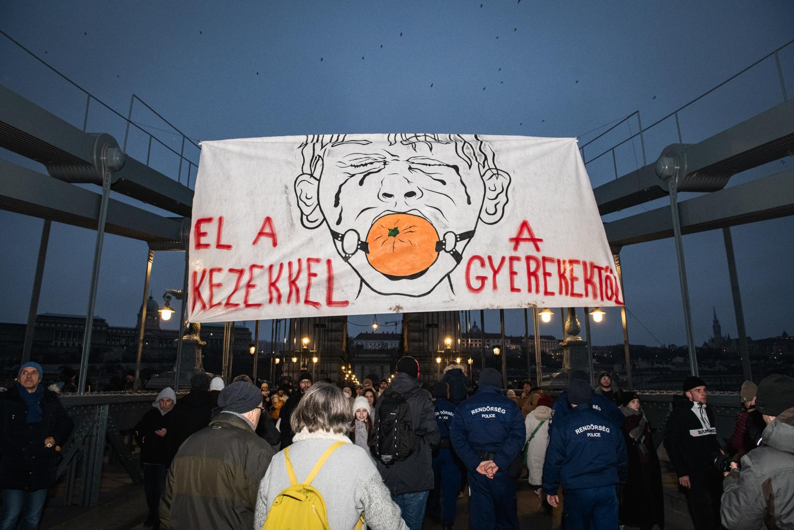 Vége a gyerekek kihasználásának: Ezentúl nem készülhet fotó, videó gyermekvédelmi szakellátásban élő kiskorúról, csecsemőről sem