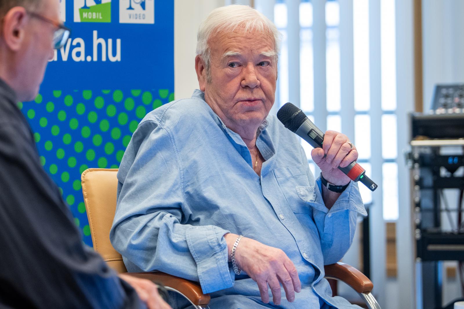 Vádat emeltek négy emberrel szemben, akik nem küldtek mentőt Gálvölgyi Jánoshoz