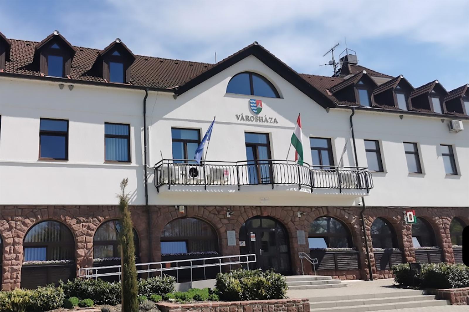 Bekameráztatta a jegyző irodáját, pénzbüntetésre ítélték a volt balatonalmádi polgármestert