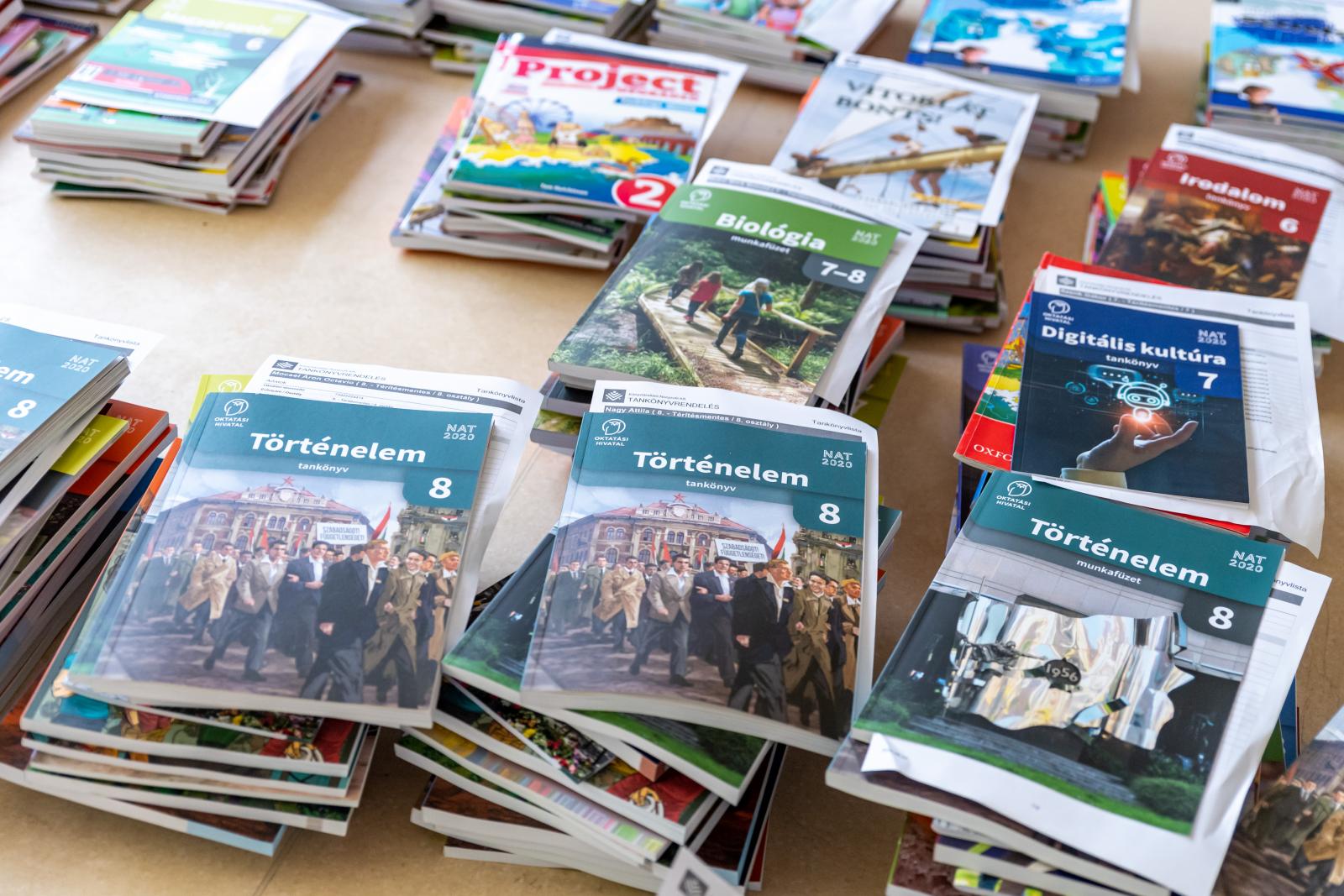 A tankönyvi kínálat bővítésére írt ki pályázatot az Oktatás és Gyermekügyi Minisztérium, tíz napon belül kell pályázni a kiadóknak