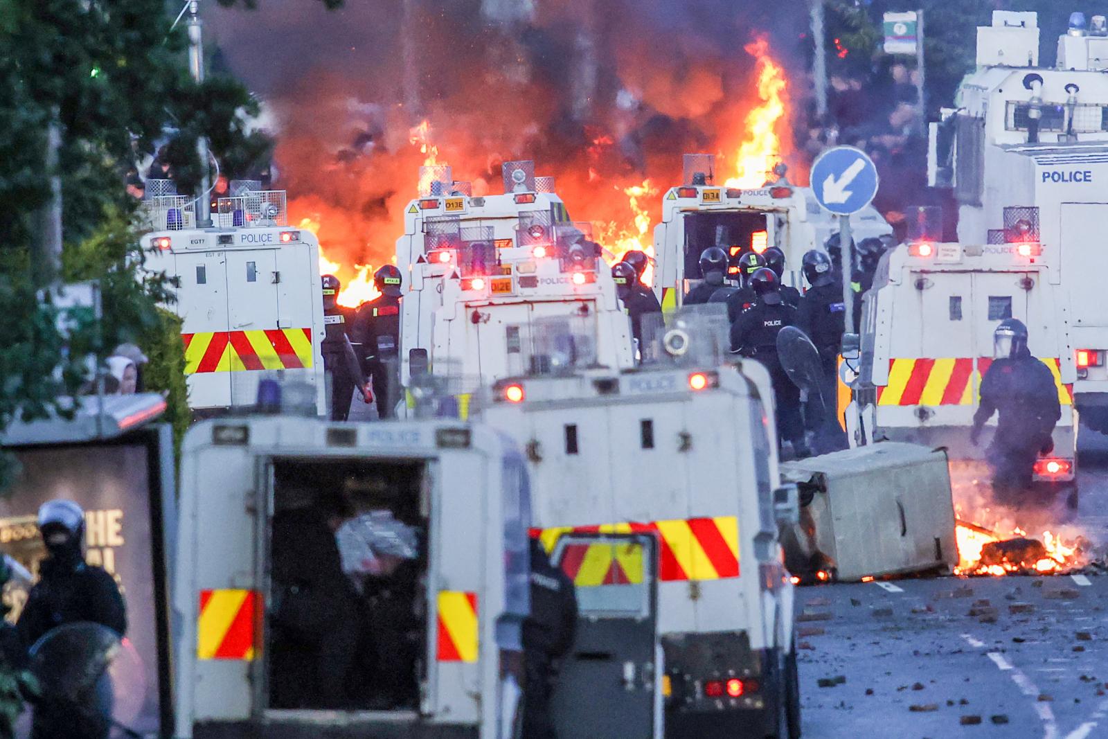 Ismét zavargás volt Észak-Írországban, vízágyúval oszlatták a tömeget
