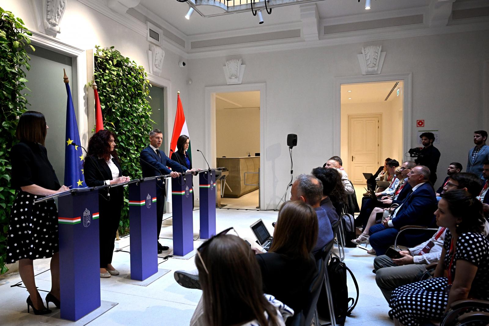 Vége a védett üzemanyagárnak, de egy kicsit Orbán Viktornak is – Kormányzati sajtótájékoztató percről percre
