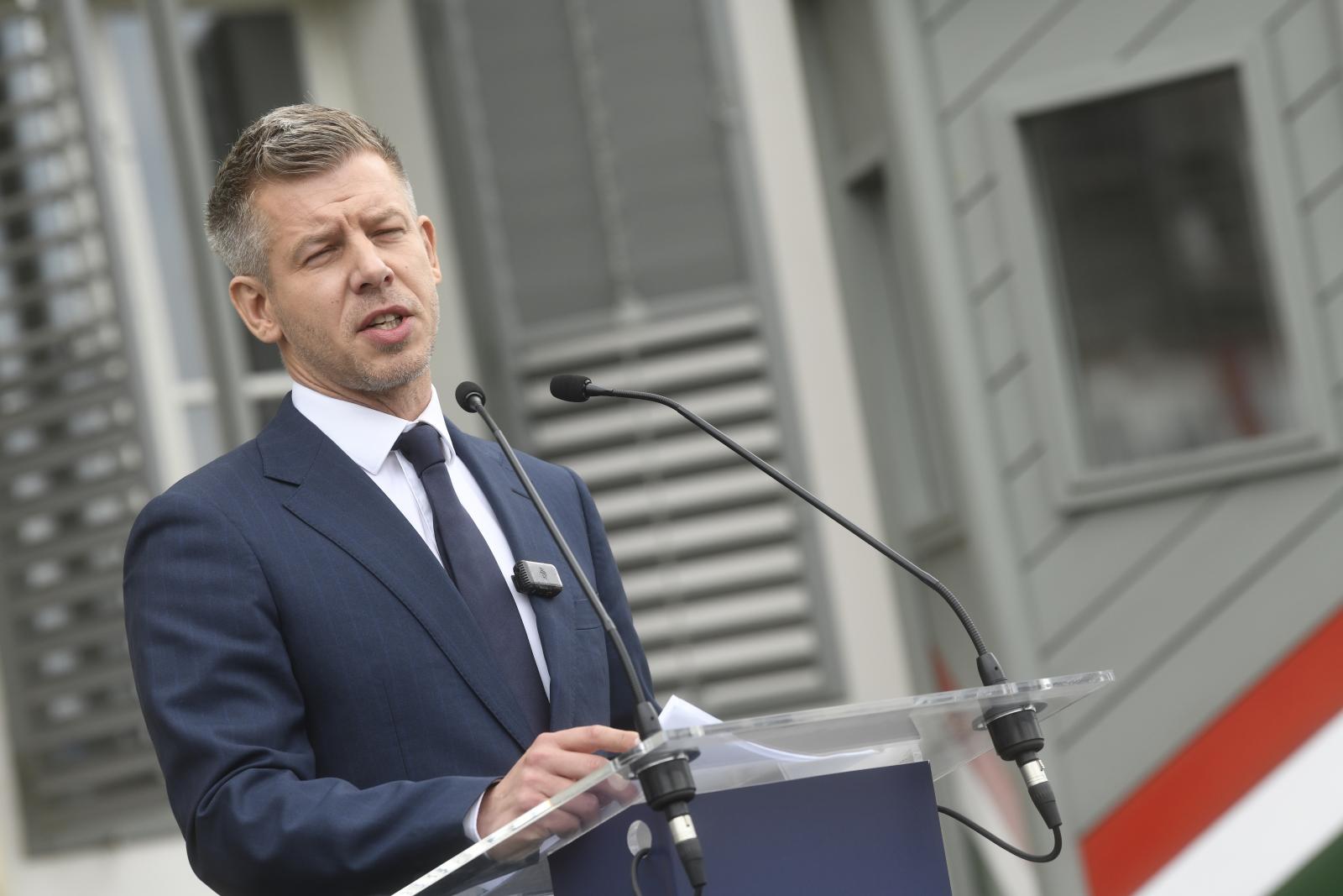 Magyar Péter a kormány nevében részvétét fejezte ki az M1-es autópályán elhunytak családjainak
