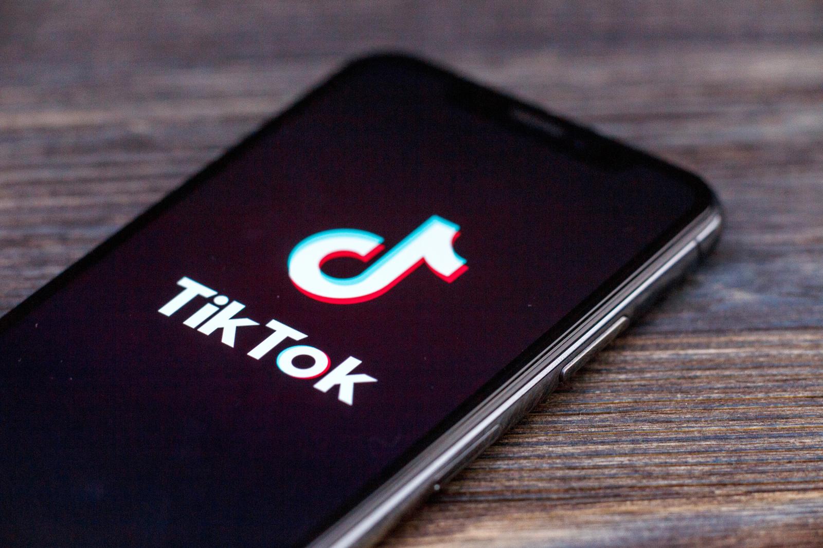 Két influenszerre csapott le a NAV, miután nem adóztak a YouTube-on és TikTokon szerzett bevételeik után