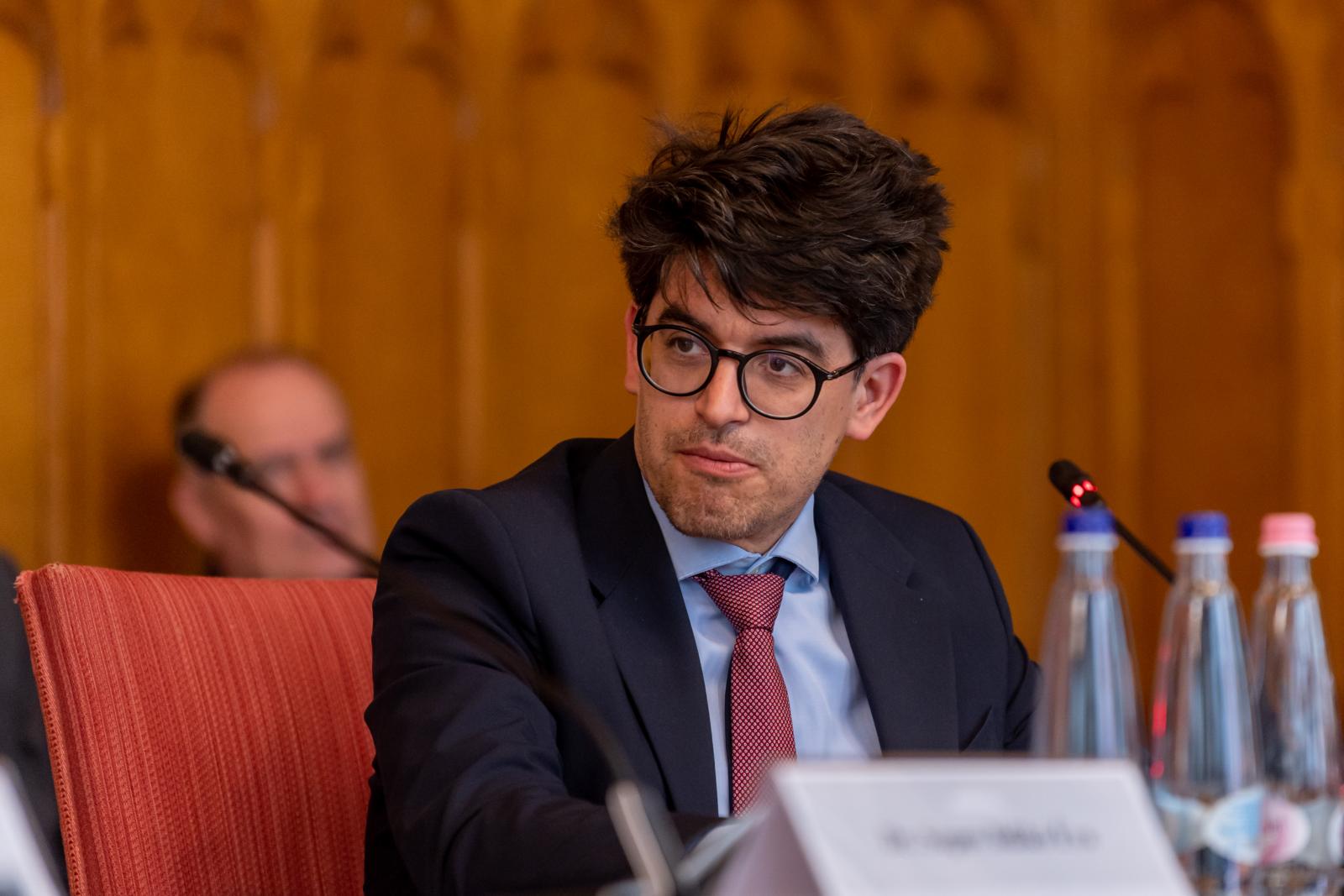 A külügyi államtitkár szerint százával kaphattak magyar állampolgárságot olyan külföldiek, akiknek semmiféle magyar kötődésük nincs