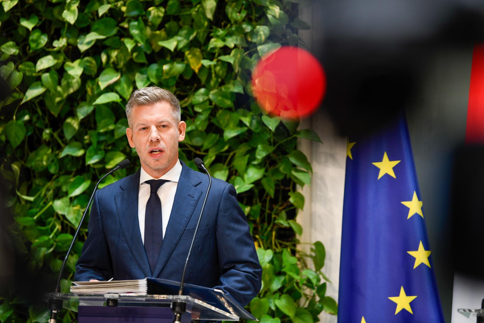Magyar Péter: Kárpátaljai magyarokat fenyegetett az Orbán-kormány, hogy Vitnyéden ötmilliárd forintból migránstábort alakítson ki