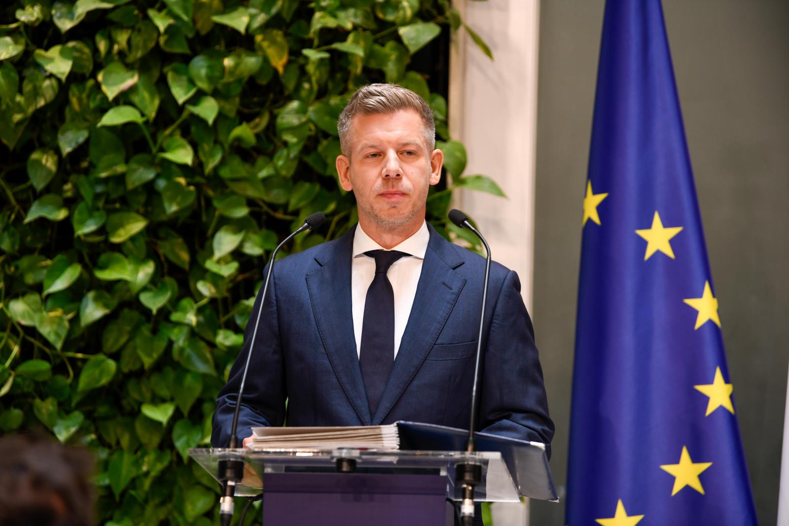 Magyar Péter dokumentumok bemutatásával reagált arra, hogy a Fidesz azt állította, csak trükköztek a vitnyédi migránstáborral