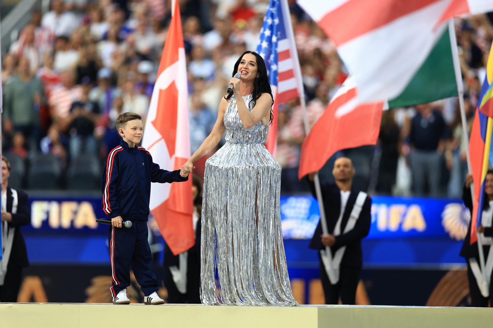 Katy Perry showja a futball-vb amerikai nyitóünnepségén