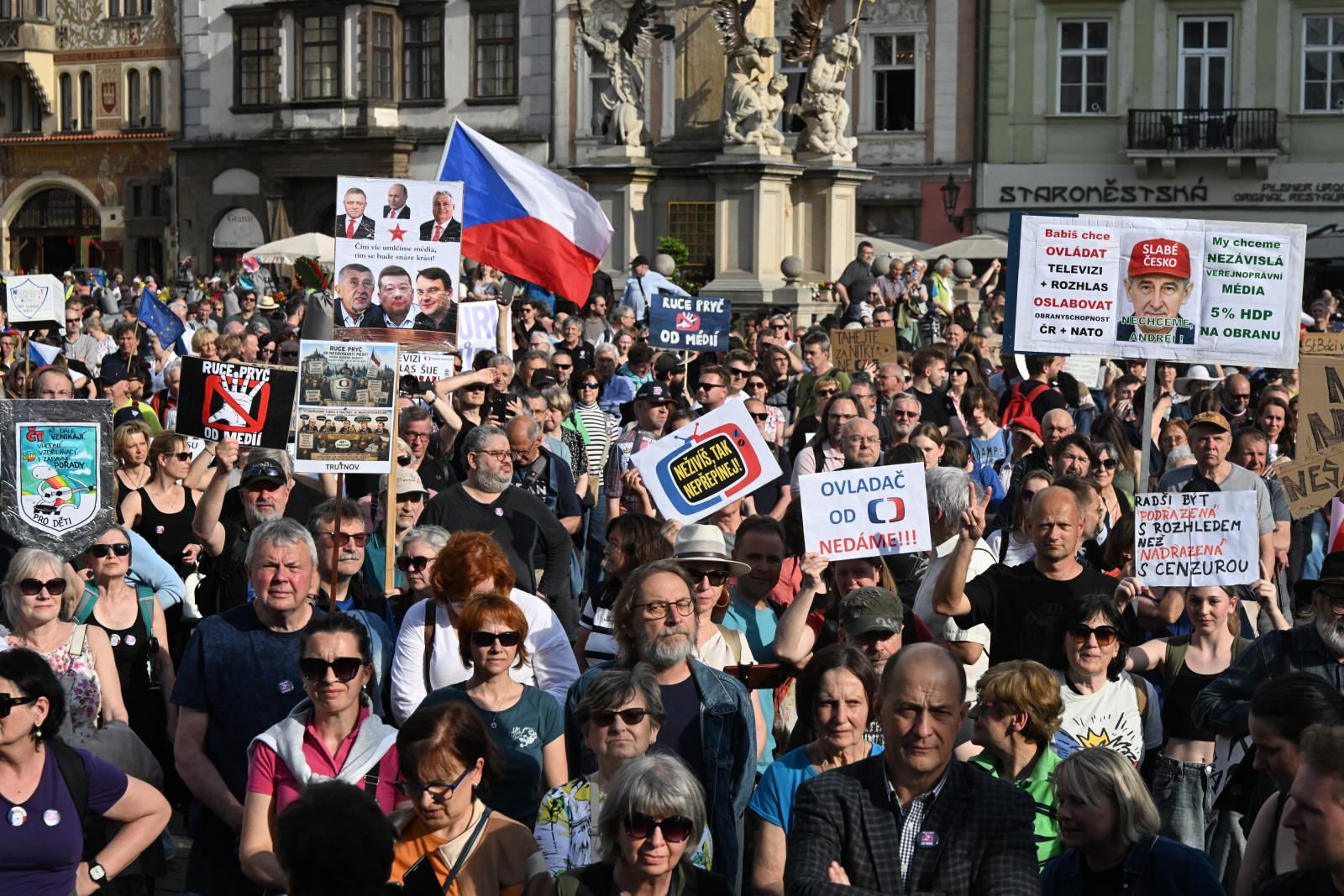 Közpénzből a párt hangján, avagy a régi propaganda lebontása után azonnal ki kell építeni azt a rendszert, amely az új kormánytól is védi a közmédiát