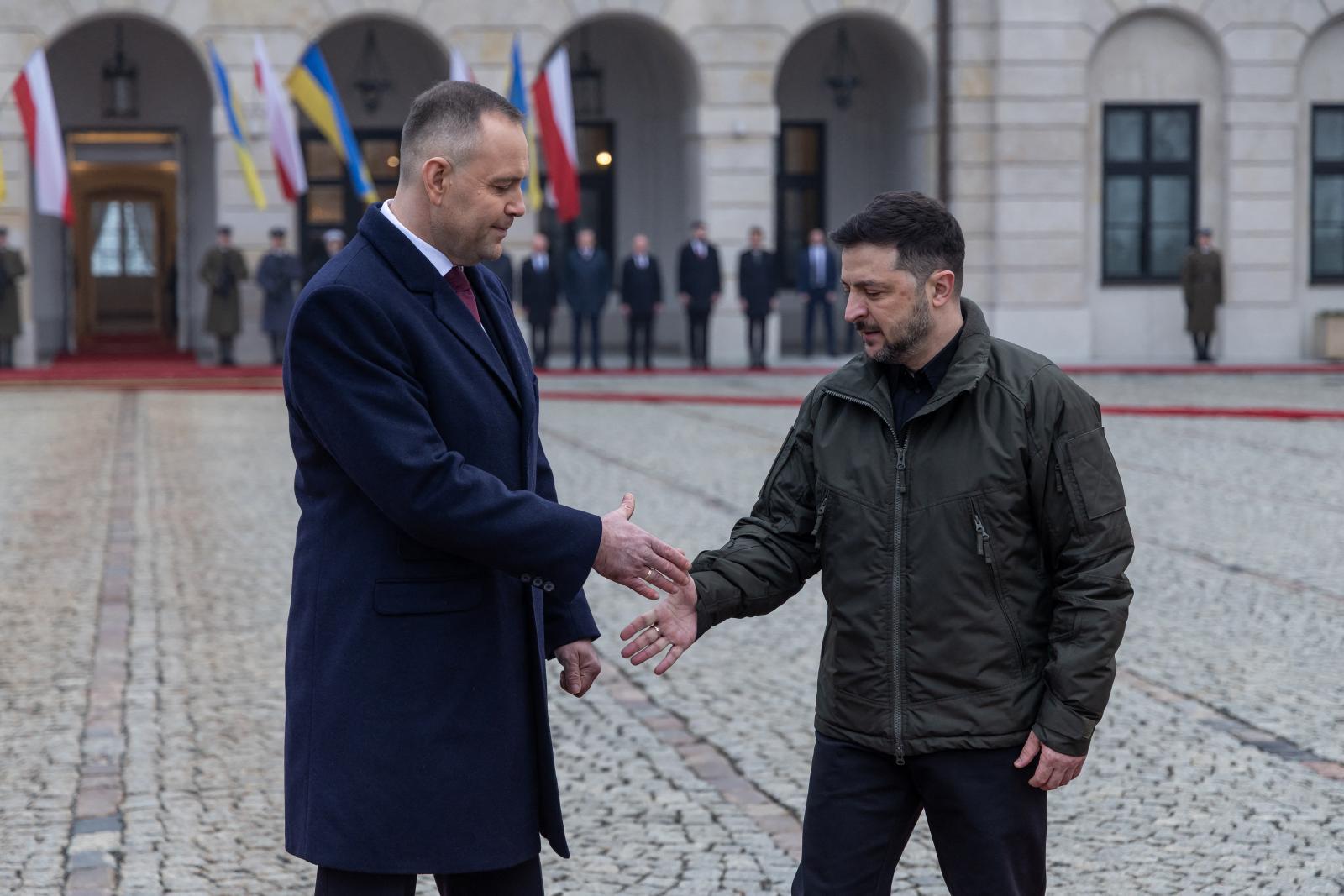 Kitört a botrány, Volodimir Zelenszkij a Lengyelországban népirtással vádolt világháborús ukrán harcosokról nevezett el egy katonai egységet