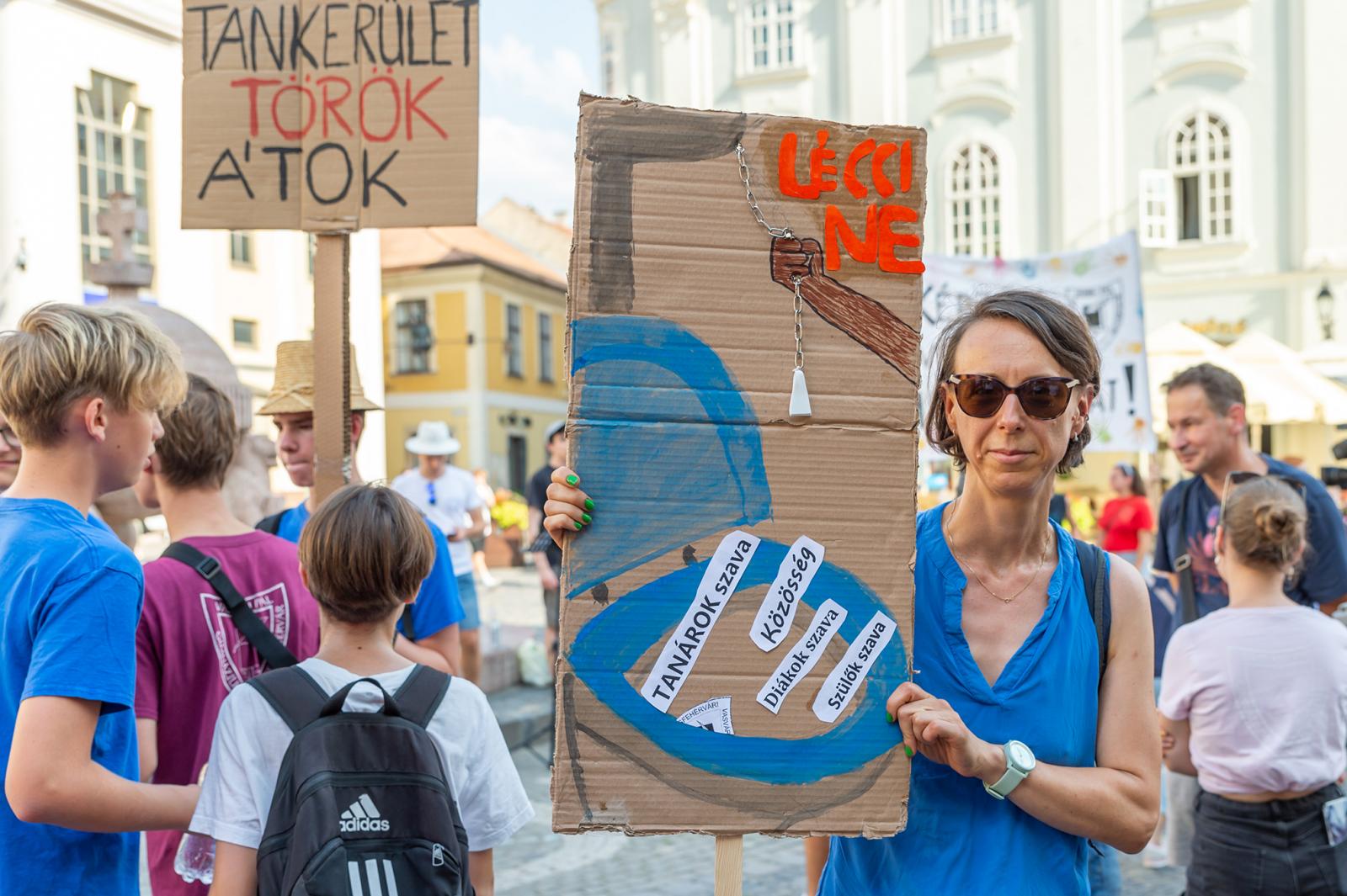 Csendes forradalom kezdődött a tanári szobákban, úgy tűnik, véget ér a lojális pártkatonák aranykora a magyarországi iskolák élén