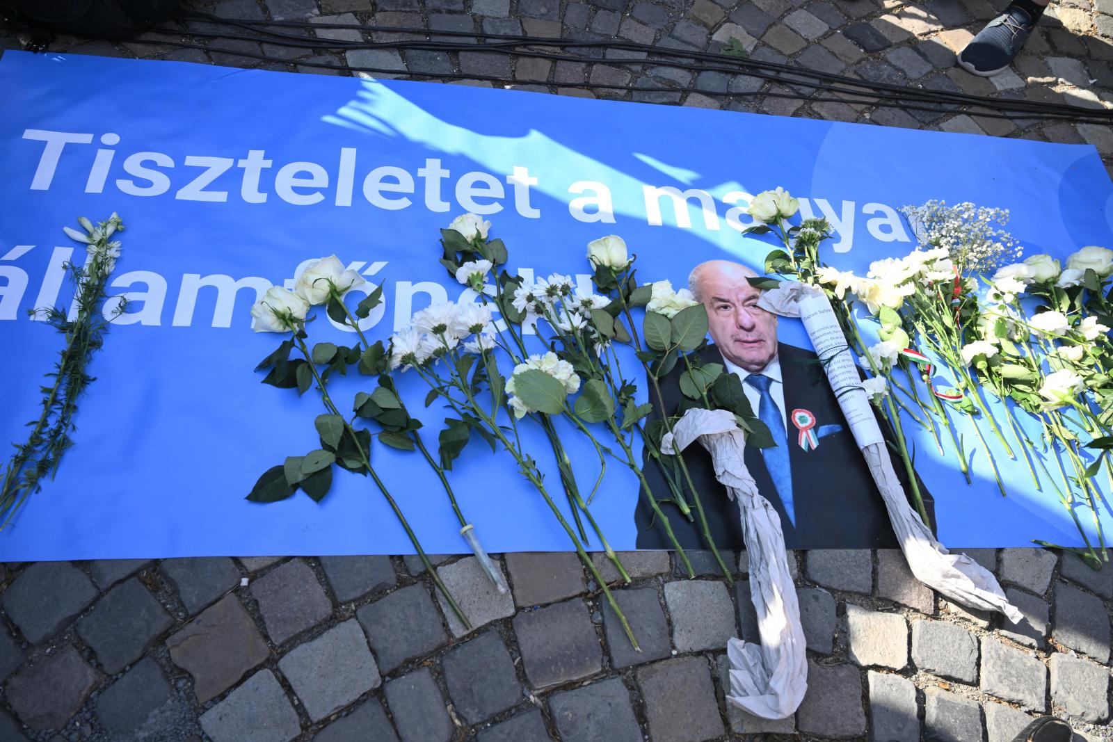Egészen szürreális kísérletbe kezdett a Fidesz, Orbán Viktor pártja próbálja eljátszani, hogy érdekli a demokrácia, és őt bántja a hatalom