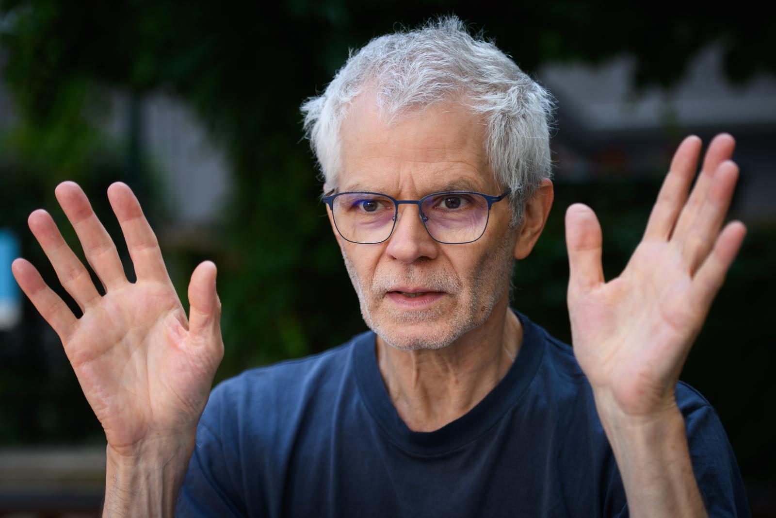 „Kicsit már kiborg leszek” – Berger Gyula táncművész koreográfiáról, közösségről és a speciális csípőprotézis-műtétről