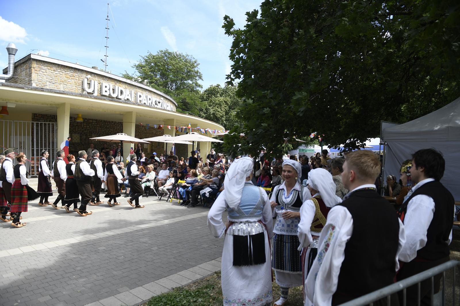 Táncoló Kárpát-medence a Feneketlen-tónál