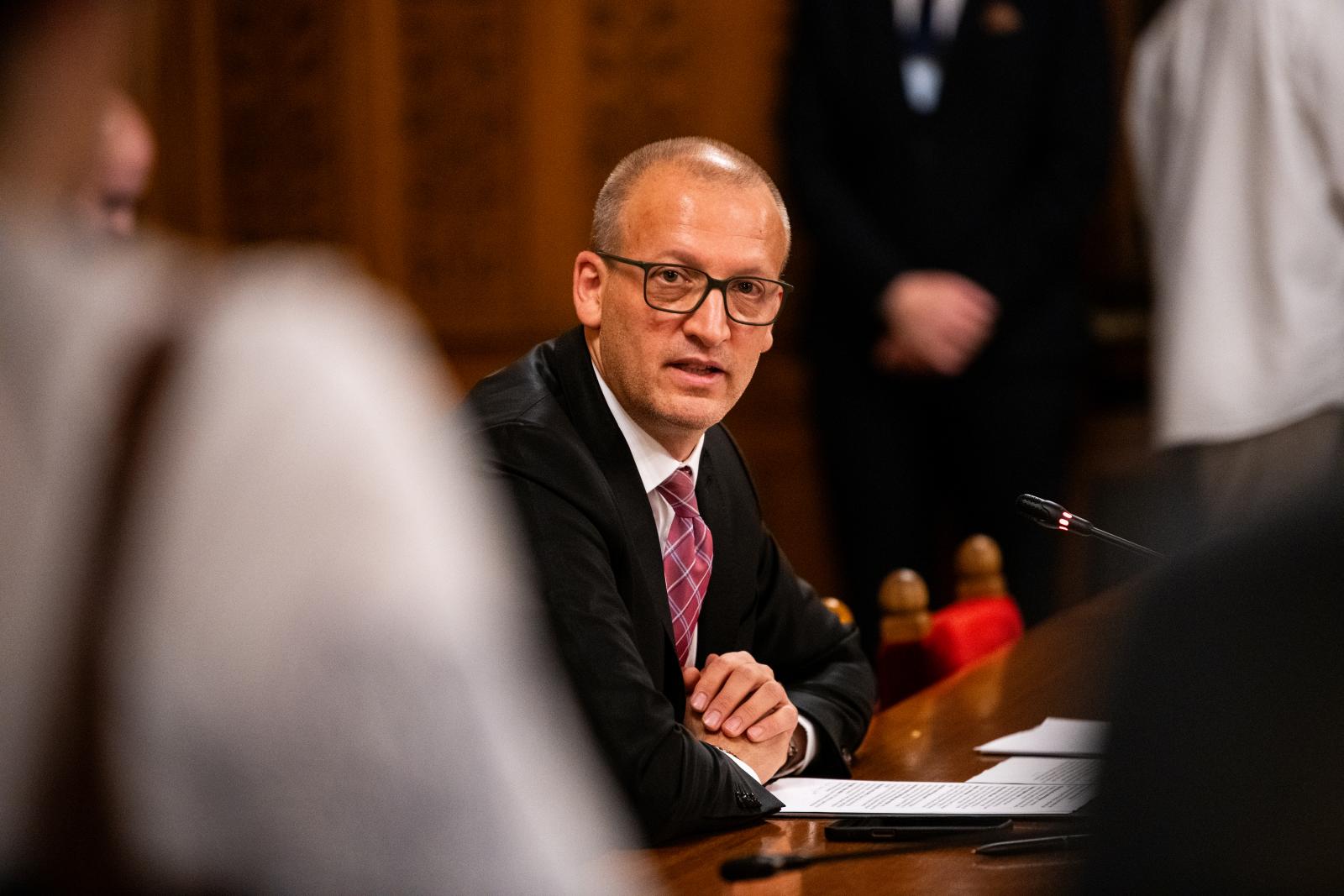 Tarr Zoltán visszavonta Hankó Balázs döntéseit, összesen 400 millió forintos pénzszórásról volt szó
