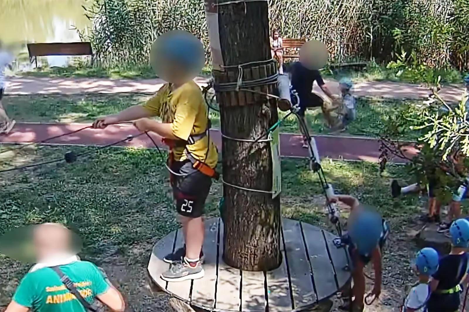 Felfüggesztett börtönre ítélték azt a karateedzőt, aki felrúgott egy hétéves kisfiút a Szolnoki Kalandparkban