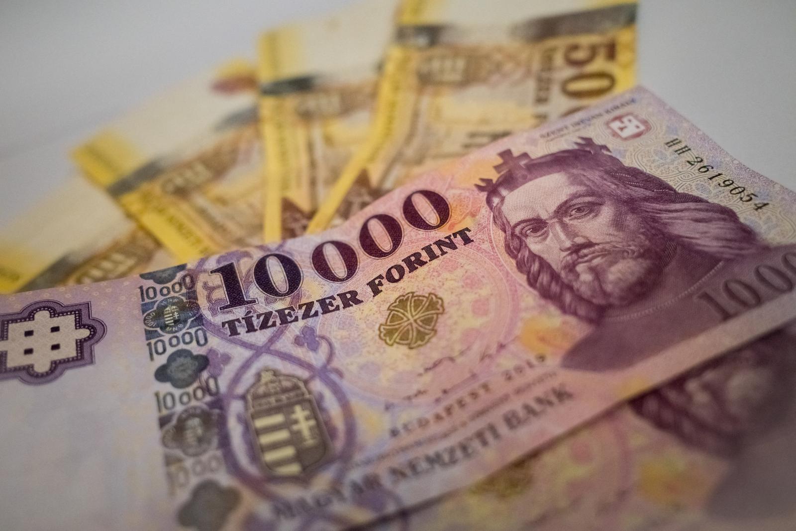 Nyerhetnek a magyarok, a forint erősödött, a kőolaj ára csökkent az amerikai-iráni béke hírére